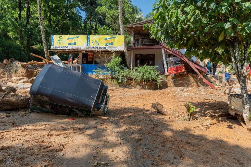 Le 30 novembre 2025, bien que la pluie ait enfin cessé à Aranayaka, au Sri Lanka, de nombreuses maisons ont été gravement endommagées par les puissantes inondations qui ont balayé la région. © UNICEF/UNI908627/InceptChange