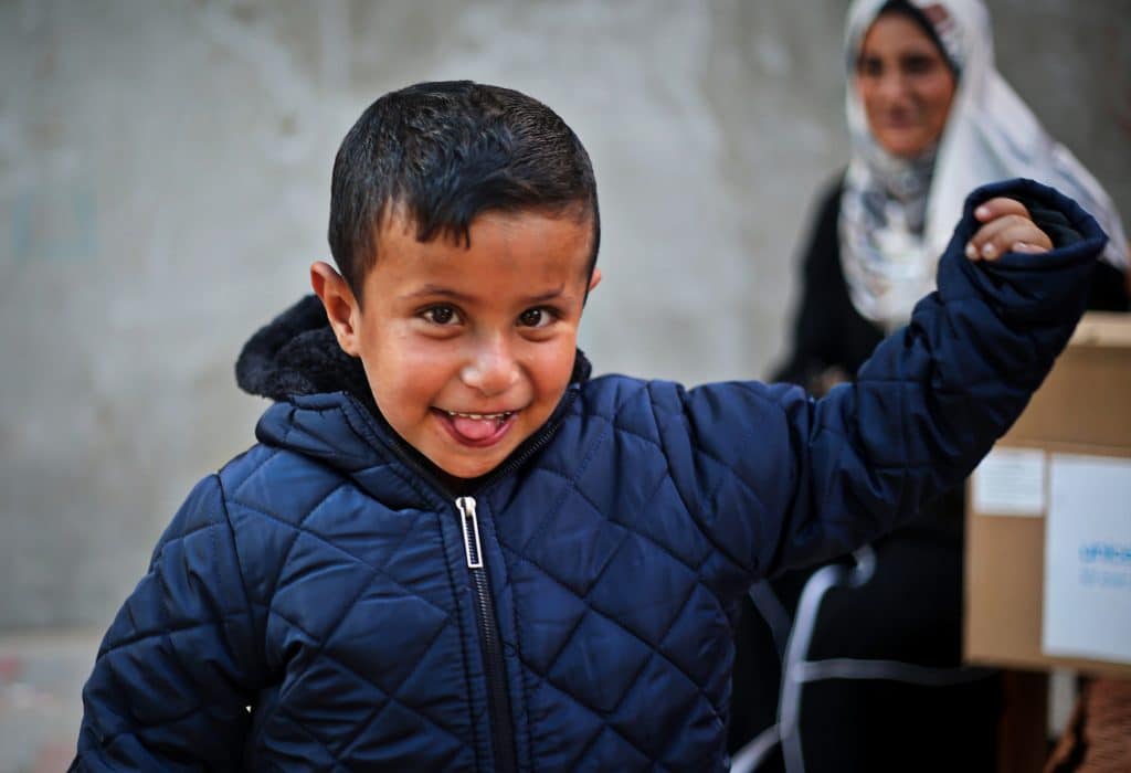 Dans la bande de Gaza, les équipes de l'UNICEF travaillent sans relâche pour fournir des kits hiver aux enfants. © UNICEF/UNI909001/El Baba