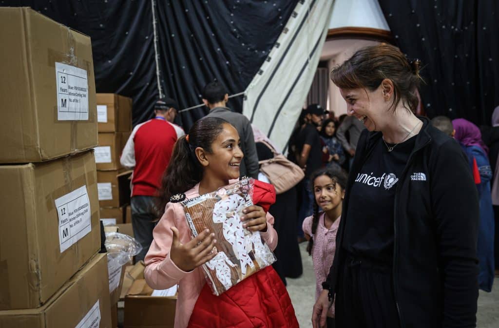 L'UNICEF distribue des kits hiver aux enfants de la bande de Gaza. © UNICEF/UNI909076/Ba