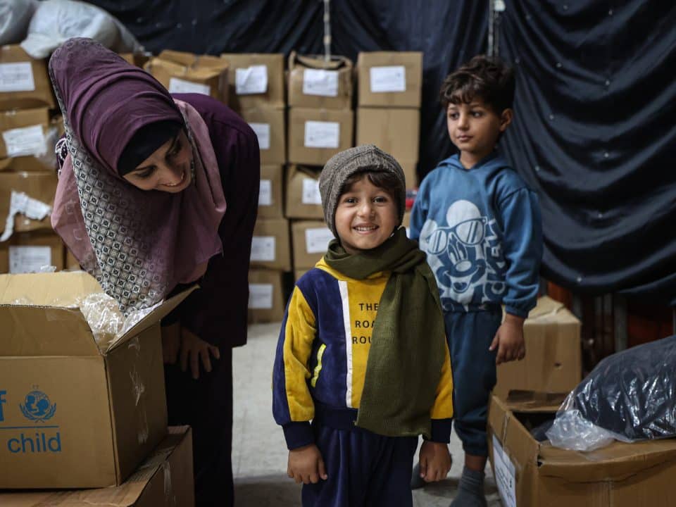 Pour aider les familles à affronter l'hiver, les équipes de l'UNICEF distribuent des kits hiver contenant un manteau, des chaussures, des t-shirt, des chaussettes, etc. © UNICEF/UNI909100/Ba