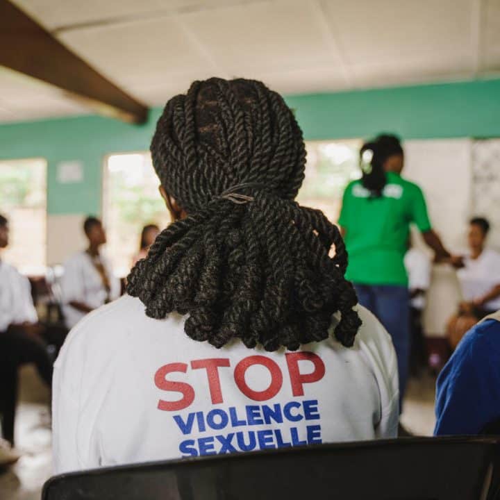 Un groupe de parole pour les survivantes de violences sexuelles se réunit dans un espace sûr soutenu par l'UNICEF à Kananga, dans la province du Kasaï-Central, en RDC, le 5 décembre 2025. © UNICEF/UNI916652/Benekire