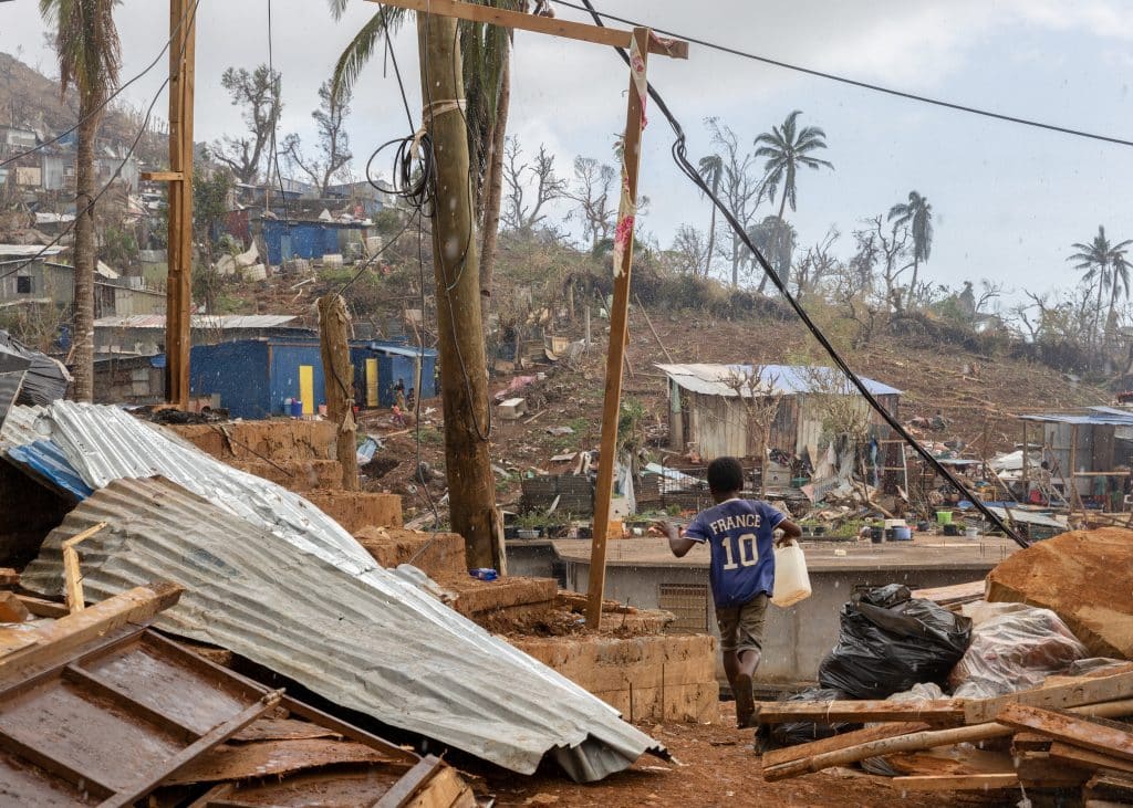 Le bidonville de Kawéni, le plus grand de France, a été quasiment détruit par le cyclone, ne laissant presqu'aucune habitation debout. Mamoudzou, Mayotte, le 19 décembre 2024. © Morgan Fache