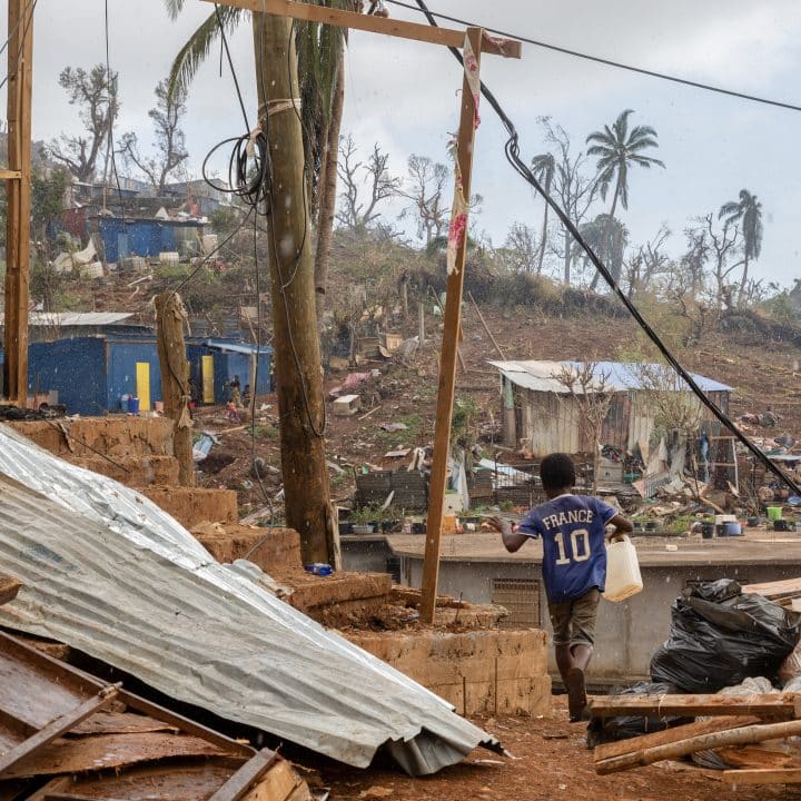 Le bidonville de Kawéni, le plus grand de France, a été quasiment détruit par le cyclone, ne laissant presqu'aucune habitation debout. Mamoudzou, Mayotte, le 19 décembre 2024. © Morgan Fache