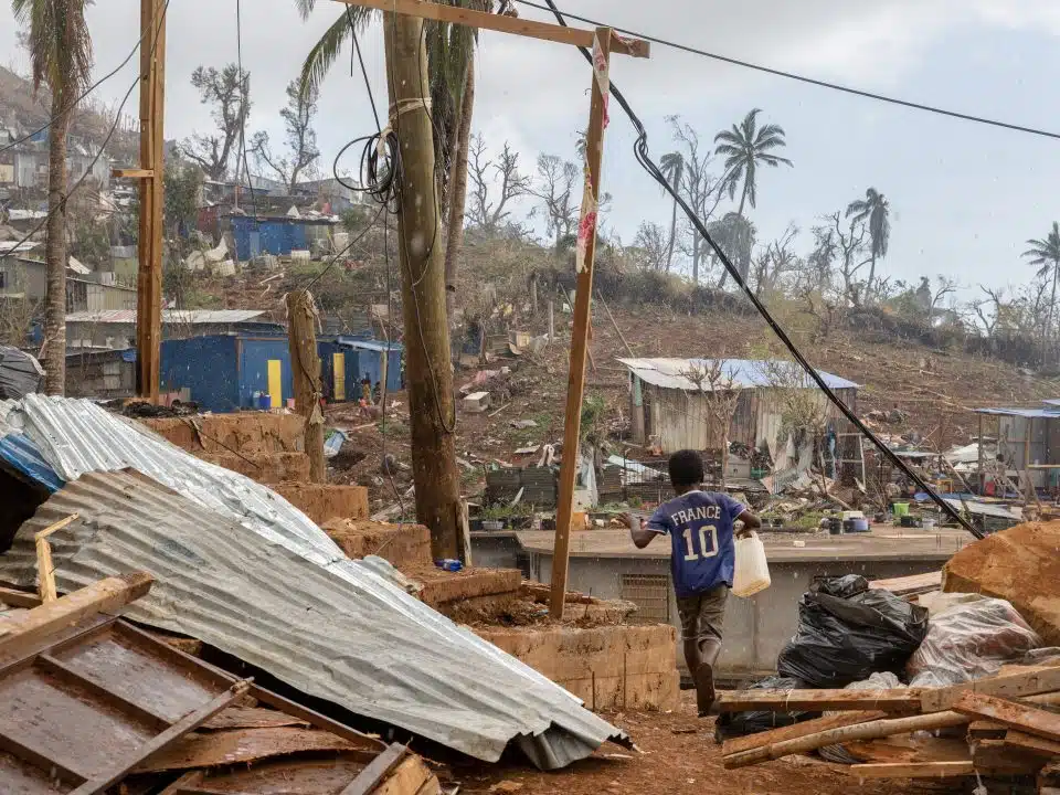 Le bidonville de Kawéni, le plus grand de France, a été quasiment détruit par le cyclone, ne laissant presqu'aucune habitation debout. Mamoudzou, Mayotte, le 19 décembre 2024. © Morgan Fache