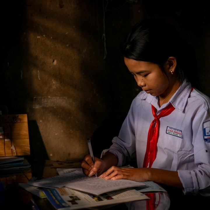 En novembre 2025, le typhon Kalmeagi a frappé le centre du Vietnam, provoquant de graves inondations et endommageant des infrastructures essentielles. © UNICEF/UNI912601/Luu Thu Huong