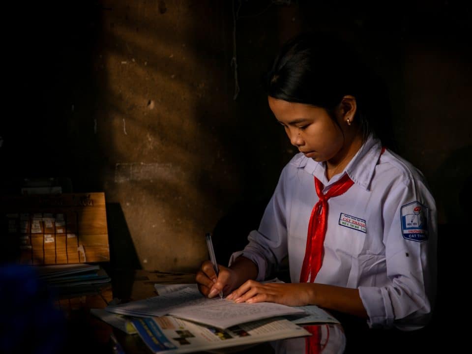 En novembre 2025, le typhon Kalmeagi a frappé le centre du Vietnam, provoquant de graves inondations et endommageant des infrastructures essentielles. © UNICEF/UNI912601/Luu Thu Huong