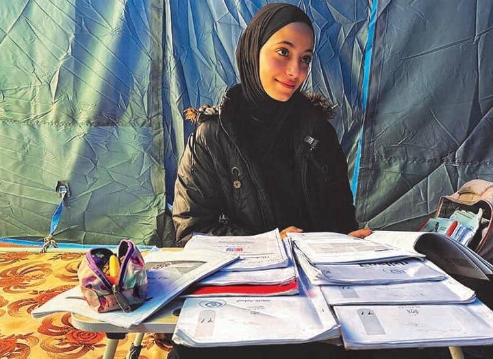 Jana, 17 ans, doit étudier pour l'un des examens les plus importants de sa vie, le baccalauréat. © UNICEF/UNI935365