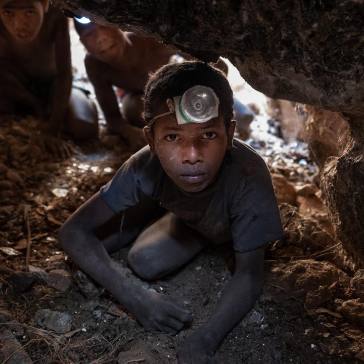 Sambilahatsa, 12 ans, a abandonné l'école et travaille dans la mine de mica de Vohibola, dans la région d'Anosy, à Madagascar. © UNICEF/UN0673616/Andrianantenaina