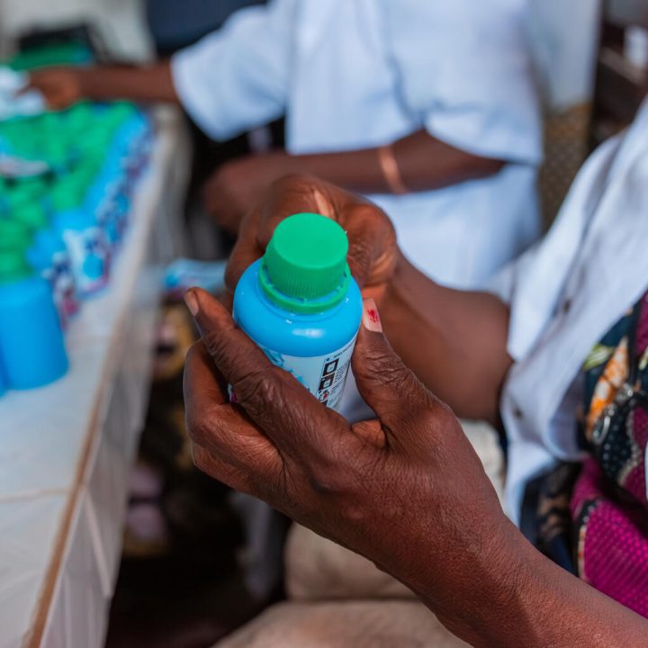 Unité de production de vaccins soutenue par l'UNICEF à Kalemie, province du Tanganyika, RDC, octobre 2025. © UNICEF/UN0860268/Vake