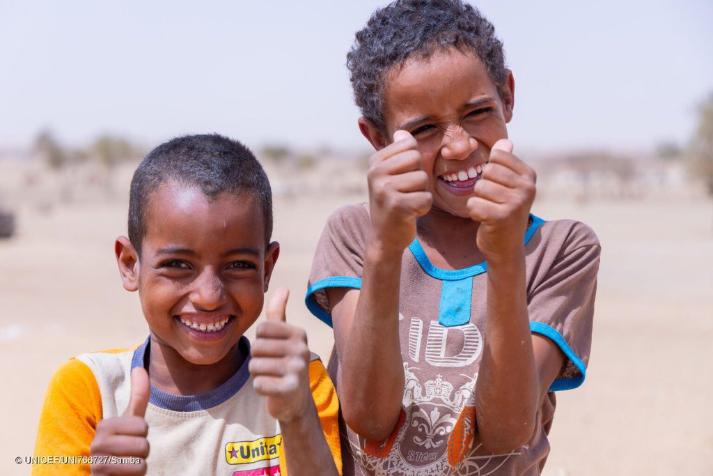 À Dahara, près de l'unité de santé de base, les sourires des enfants reflètent l'impact positif de l'accès aux soins essentiels. Dans ce village situé à 10 km de Timbedra, chaque visite médicale est un pas vers un avenir en meilleure santé, le 26/02/2025. © UNICEF/UNI766727/Samba
