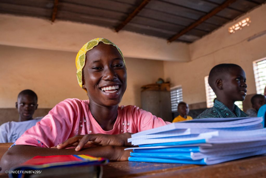 Adjara, une fille âgée de 11 ans, a reçu une trousse scolaire à Dedougou, au Burkina Faso, le 06/10/2025. © UNICEF/UNI874295/