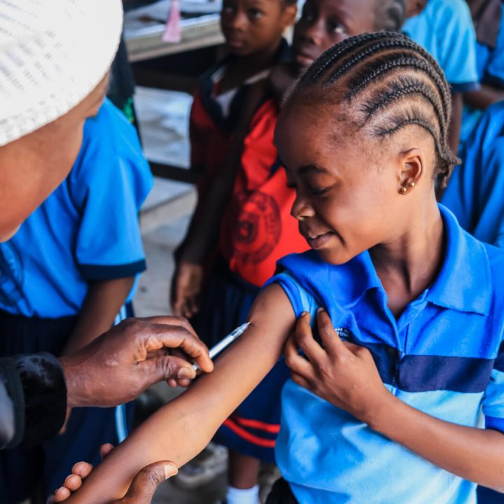 Mildret, 5 ans, reçoit le vaccin contre la rougeole à l'Académie Tazu de Doma, dans l'État de Nasarwa au Nigéria. © UNICEF/UNI892647/Aremu