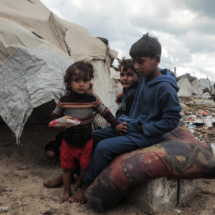 Une photo prise des enfants qui vivent dans des abris de fortune dans la bande de Gaza, le 14/11/2025. © UNICEF/UNI901446/Nateel