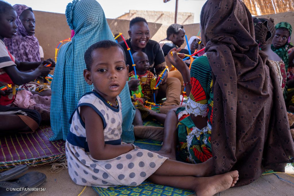 Les enfants jouent dans l'espace ami d'enfants de Dori au Burkina Faso, le 06/11/2025. © UNICEF/UNI909134/
