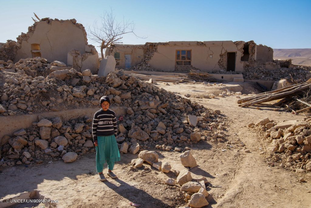 Le 27 novembre 2025, à Qush Mahala, dans la province de Samangan, Asif, 15 ans, se tient au milieu des ruines suite au tremblement de terre en Afghanistan. © UNICEF/UNI909596/Fazel