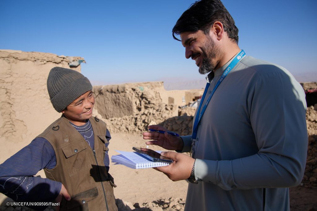 Le 27 novembre 2025, à Qush Mahala, dans la province de Samangan, Asif, 15 ans, échange avec un personnel de l'UNICEF du bureau en Afghanistan suite au tremblement de terre. © UNICEF/UNI909596/Fazel