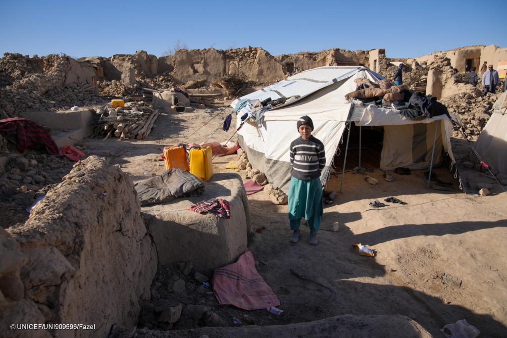 Le 27 novembre 2025, à Qush Mahala, dans la province de Samangan, Asif, 15 ans, se tient au milieu des ruines de leur village détruit par le tremblement de terre en Afghanistan. © UNICEF/UNI909596/Fazel