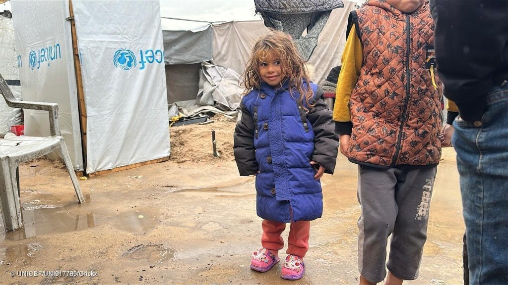 Photo prise d'un enfant qui vit avec sa famille dans des abris de fortune à Gaza, le 11/12/2025. © UNICEF/UNI917785/Crickx