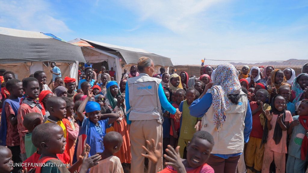 Le 18 janvier 2026, Annmarie Swai, représentante adjointe de l'UNICEF, visite un espace d'apprentissage sécurisé à Tawila, dans le nord du Darfour. © UNICEF/UNI934727/Jamal