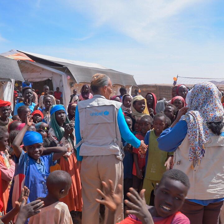 Le 18 janvier 2026, Annmarie Swai, représentante adjointe de l'UNICEF, visite un espace d'apprentissage sécurisé à Tawila, dans le nord du Darfour. © UNICEF/UNI934727/Jamal